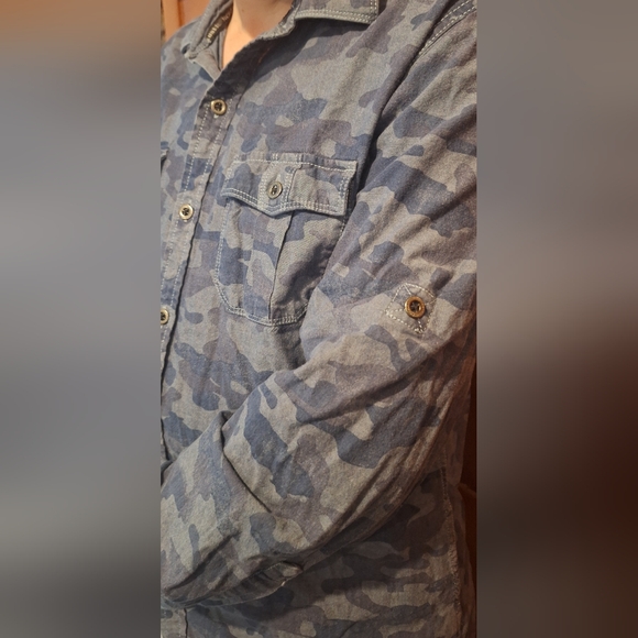 ROCK & REPUBLIC long sleeve button-down shirt. Size M - Picture 4 of 9